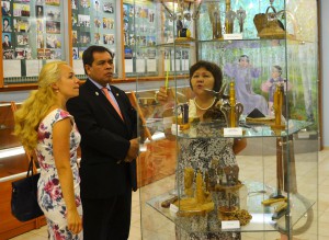 Полномочный и Чрезвычайный Посол республики Индонезия Джаухари Оратмангун на экскурсии в музее