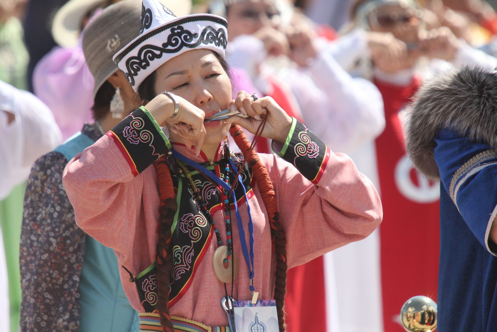 30 на якутском. Хомусисты Якутии. День хомуса в Якутии. Хомусисты Якутии известные. Игра на хомусе фото.